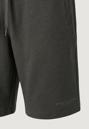 Pantalones cortos de color gris oscuro de Armani Exchange con cintura de cordón ajustable, bolsillos laterales y logotipo impreso cerca del bajo en la pierna izquierda.