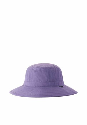 Lawendowy kapelusz typu bucket z szerokim rondem, ozdobiony przeszyciami wokół korony i ronda, przedstawiony na białym tle.