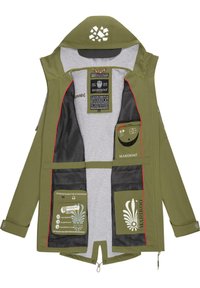 Veste olive avec capuche, dotée de poches en maille, doublure grise, accents rouges et plusieurs étiquettes à l'intérieur. La fermeture éclair se trouve au bas de l'avant.