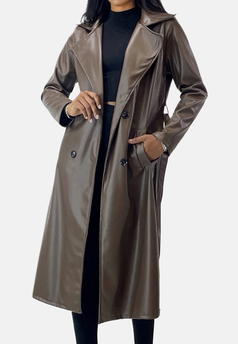 Brun trenchcoat i konstläder med dubbelknäppt design, stora slag, sidfickor och en slät, glänsande yta.