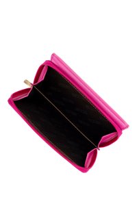 Roze leren portemonnee met een ritssluiting, voorzien van twee compartimenten en een gladde textuur. Interieur gevoerd met zwarte stof, zichtbaar reliëflogo.