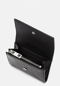 Czarny skórzany portfel z zamkiem błyskawicznym i zapięciem na zatrzask. Gładka tekstura, minimalistyczny design, widoczna srebrna stal.