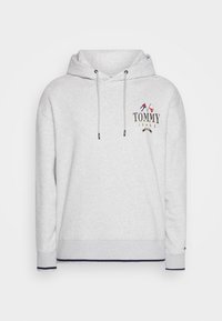 Felpa grigia chiara in cotone con cappuccio regolabile, polsini e orlo a coste, con un logo multicolore "TOMMY JEANS" sul petto.