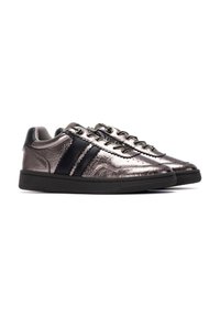Zapatillas metálicas grises con un acabado brillante. Presentan franjas negras y detalles texturizados. Parte superior suave con suela de goma y diseño de cordones.