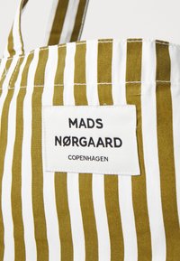 Mads Nørgaard SACKY ATOMA BAG - Velika torba - martini olive/white alyssum