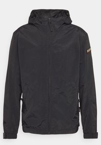 Giacca nera con cappuccio realizzata in materiale leggero. Presenta una chiusura lampo frontale, tasche laterali e polsini elasticizzati. È accentuata da un logo del marchio sulla manica.