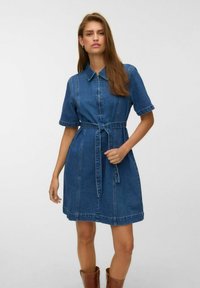 DENIM DRESS VMLOUISE SHORT DRESS - Jeansklänning - medium blue denim — klänning med fickor från Zalando