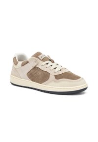 Zapatillas de ante en color beige y marrón con lengüeta acolchada, cordones color crema y suela de goma. Detalles de costura notables y perforaciones en los lados.