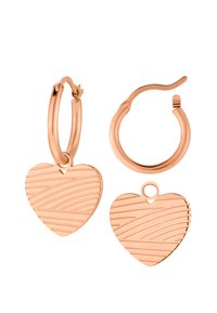 Gli orecchini a cerchio in oro rosa presentano un charm a forma di cuore testurizzato con linee incise, creando un design a strati. I cerchi hanno una finitura liscia e lucida.
