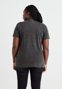 ONLY Carmakoma CARMIKO LIFE WASHED TEE - Marškinėliai su spaudiniu - black