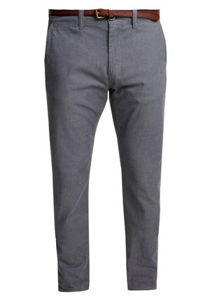 Grå slim-fit bukser med sidelommer og et brunt læderbælte med en guldlås, vist mod en hvid baggrund.