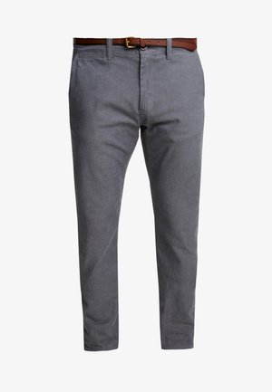 Grijze slim fit broek met zijzakken en een bruine leren riem met een gouden gesp, afgebeeld tegen een witte achtergrond.