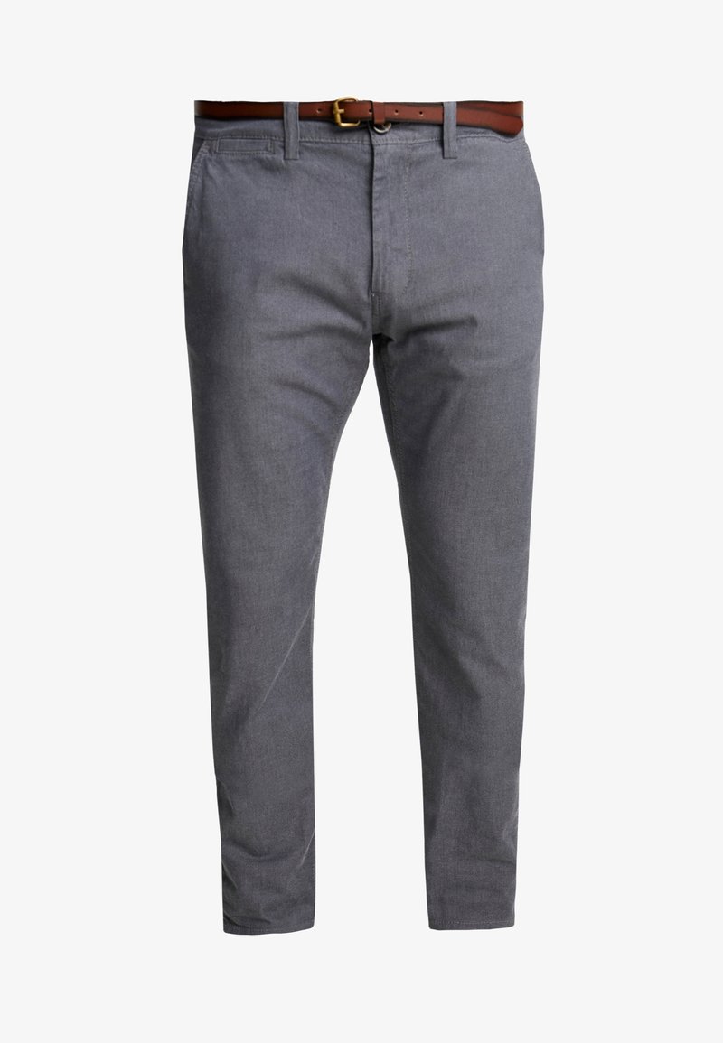 Pantalon slim gris avec poches latérales et ceinture en cuir marron avec boucle dorée, présenté sur fond blanc.