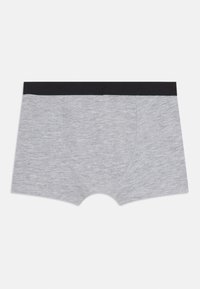 Szürke pamut boxer alsó fekete gumírozott derékkal, sima textúrával és testre simuló fazonnal. Nincsenek rajta minták vagy egyéb díszítések.