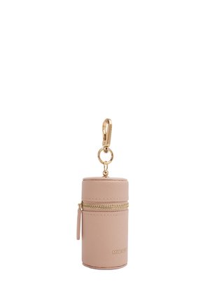 Piccola custodia cilindrica beige in pelle con cerniera e fermaglio dorati, marchiata "MIRTADE", pensata per essere appesa o agganciata a oggetti.