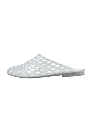 Zapato transparente tipo slip-on con un patrón de celosía y detalles de purpurina, suela plana, talón abierto y punta cerrada y puntiaguda.