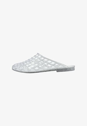 Zapato transparente tipo slip-on con un patrón de celosía y detalles de purpurina, suela plana, talón abierto y punta cerrada y puntiaguda.