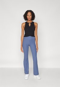 Sweaty Betty FLARE TROUSERS - Punčochy - endless blue