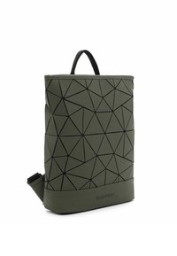 Zaino rettangolare di colore verde scuro, realizzato in materiale morbido. Presenta un motivo geometrico con linee nere in rilievo e una maniglia superiore.