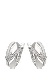 Orecchini in argento con un design intrecciato e una fila di cristalli trasparenti. Superficie liscia e lucida con una forma geometrica moderna.