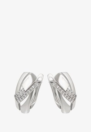 Orecchini in argento con un design intrecciato e una fila di cristalli trasparenti. Superficie liscia e lucida con una forma geometrica moderna.