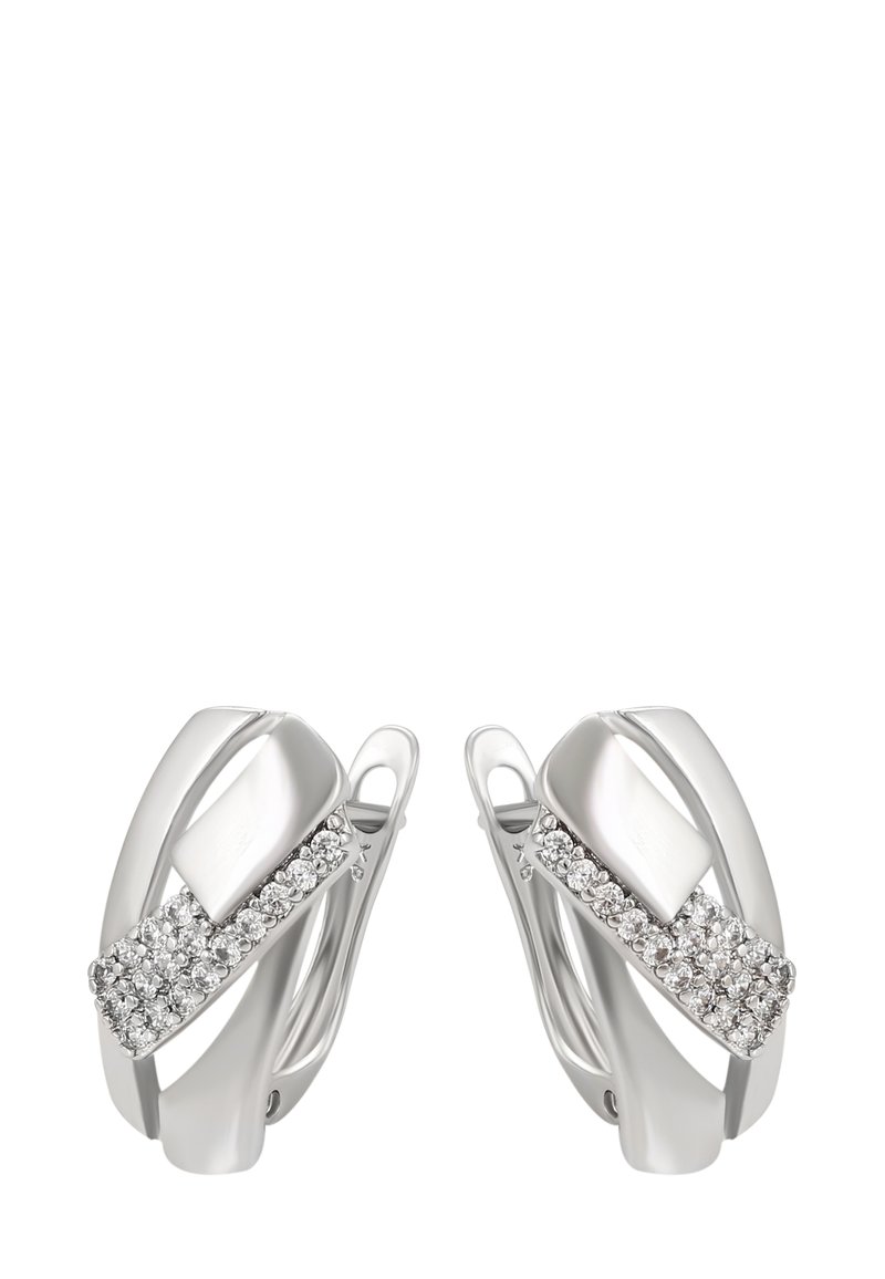 Orecchini in argento con un design intrecciato e una fila di cristalli trasparenti. Superficie liscia e lucida con una forma geometrica moderna.
