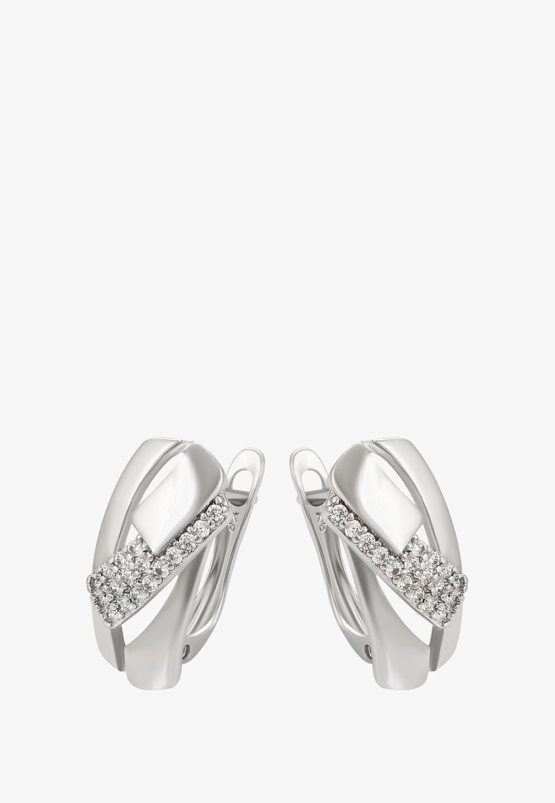 Strieborné náušnice s krútiacim dizajnom a radom čírych kryštálov. Hladký, leštený povrch s moderným geometrickým tvarom.