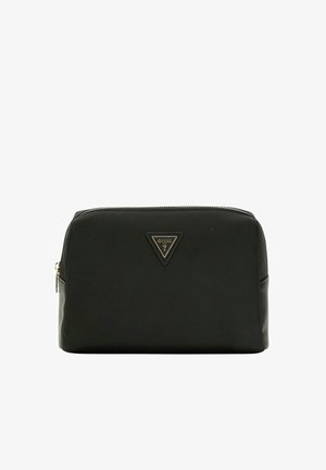 Bolsa de cosméticos rectangular negra con cremallera superior y un pequeño logo triangular de Guess en el centro frontal.
