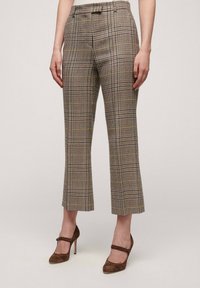 Rutig, högmidjad byxa i beige och brunt, med ett subtilt rutmönster med gula och röda accenter. Kort längd.