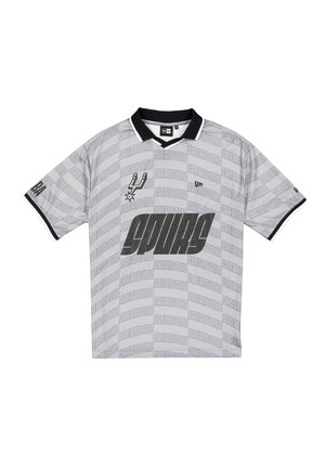 Graues Jerseyt-Shirt mit kurzen Ärmeln und schwarzem Kragen, mit einem sich wiederholenden "SAN ANTONIO"-Muster, einem großen "SPURS"-Logo und dem Teamemblem.