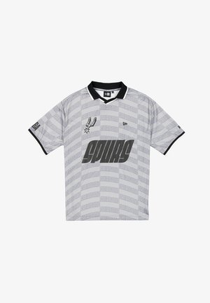 Graues Jerseyt-Shirt mit kurzen Ärmeln und schwarzem Kragen, mit einem sich wiederholenden "SAN ANTONIO"-Muster, einem großen "SPURS"-Logo und dem Teamemblem.