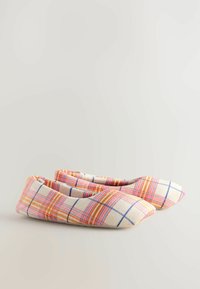 Plokščios basutės su daugiamačiu langeliu raštu, kuriame yra oranžinės, rožinės ir mėlynos juostos šviesiame fone. Minkšta audinio konstrukcija, suapvalintas pirštas.