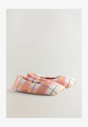 Tasche litte, kauniit moniväriset ruutukuvio, joissa on oransseja, vaaleanpunaisia ja sinisiä viivoja vaalealla taustalla. Pehmeä kangasrakennus, pyöristetty varvas.