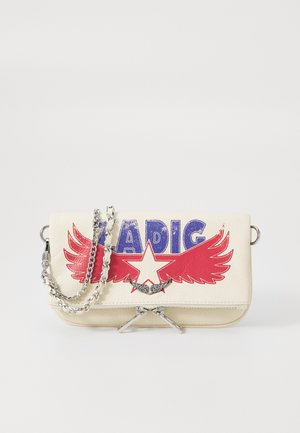 Sac en cuir synthétique crème avec des ailes rouges, une étoile bleue, des finitions en argent et une chaîne comme bandoulière. Présente un design à rabat.