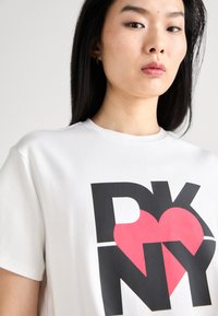DKNY BOYFRIEND OVERSIZE WITH GIANT  - T-shirts med print - white