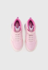 Rosa High-Top-Sneaker aus Mesh- und Gummimaterialien, mit Schnürdesign, gepolstertem Kragen und dezenten Sternmustern an den Seiten.