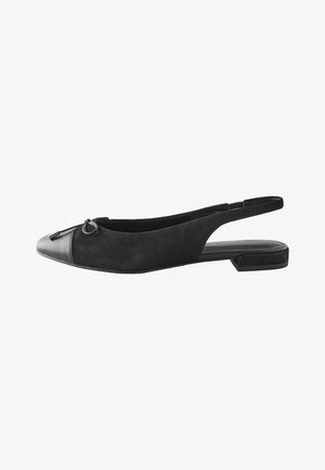 Schwarzer spitzer flacher Slingback-Schuh mit niedrigem Absatz, Wildleder-Obermaterial, Lederkappe vorne und dekorativem Metallring mit Quasten an der Vorderseite.
