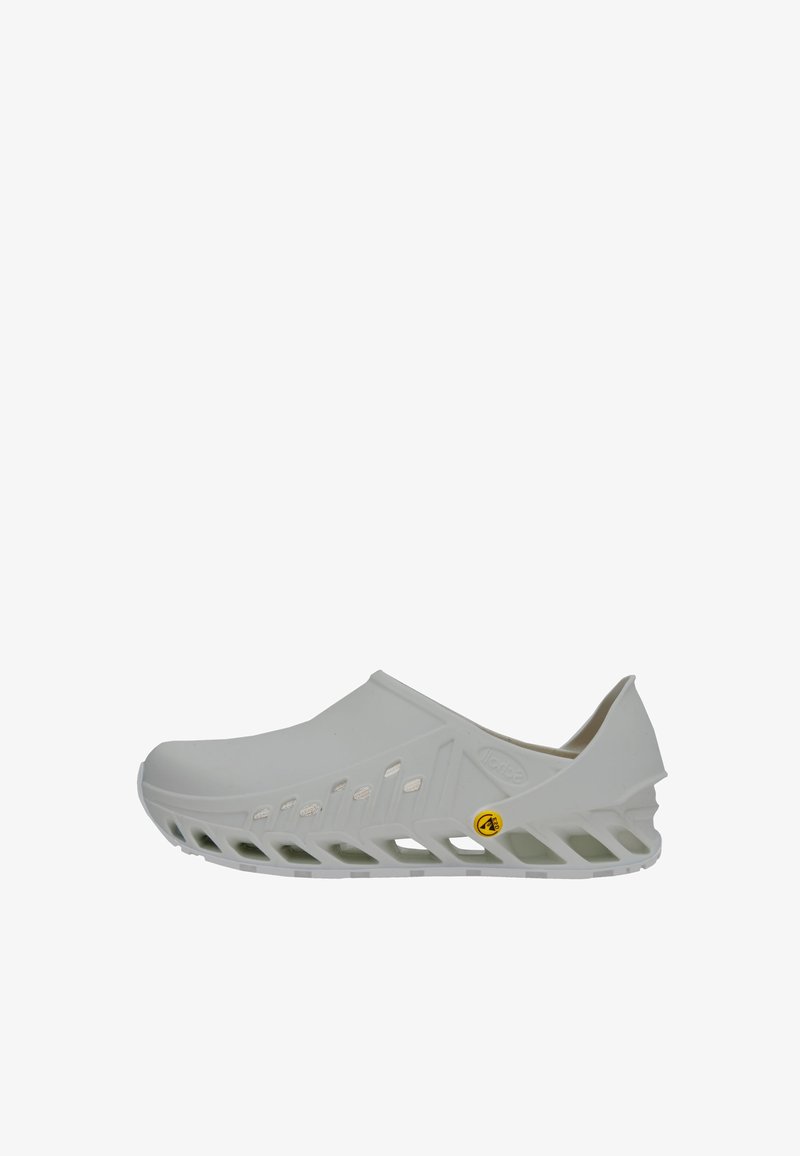 Hvid slip-on træsko med ventileret sål, netindsatser på siden og et lille gult rundt logo på siden.