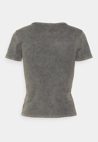 Szary t-shirt z krótkim rękawem o miękkiej, teksturowanej powierzchni. Posiada okrągły dekolt i lekko dopasowany krój. Brak widocznych grafik lub wzorów.