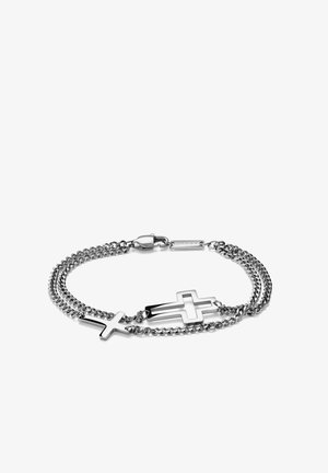 Sølvfarget armbånd med to sammenkoblede korscharmer på en dobbelkjede-design, med en blank finish og lås.