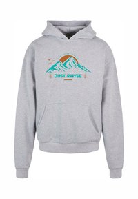 Szürke kapucnis pulcsi, türkiz és barna hegyi grafikával, kenguruzsebbel, valamint bordázott mandzsettákkal és aljjal. A szövege: "JUST RHYSE."