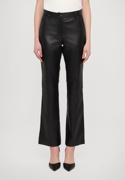 Schwarze Leder Schlaghosen mit einer glatten Textur, hoch tailliertem Design und einem vorderen Knopfverschluss. Bietet einen klaren, minimalistischen Look.