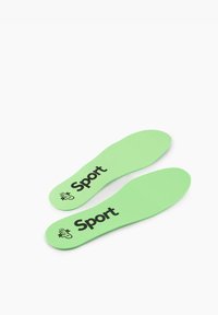 Plantillas deportivas, material de goma verde, forma contorneada, con texto negro "Sport", textura suave, adecuadas para calzado deportivo.