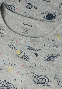 Grå bomull t-skjorte med romtema-trykk med planeter, raketter og stjerner i marineblått, gult og rødt. Rund hals og myk tekstur.