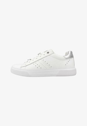 Weiße Ledersneaker mit silbernen Akzenten, durch perforiertes Design, runder Zehenpartie und flacher weißer Gummisohle. Schnürsenkel mit silbernen Hardware-Details.