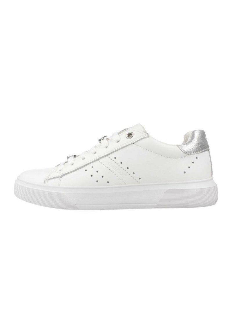 Sneaker bianco in pelle con accenti argento, design perforato, punta rotonda e suola piatta in gomma bianca. Lacci con dettagli in hardware silver.