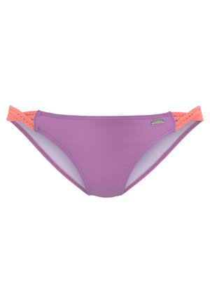 Paarse bikini onderkant met koraal gekruiste accenten aan de zijkanten, gemaakt van een gladde, rekbare stof. Heeft een klassieke snit en strakke lijnen.