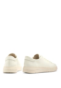 Białe skórzane sneakersy o teksturowanym wykończeniu, zaokrąglonym czubku, płaskich sznurowadłach i lekkiej kremowej gumowej podeszwie. Logo wytłoczone na pięcie.