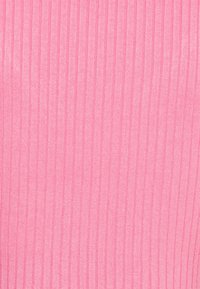 Różowa, prążkowana tkanina z pionowymi paskami; miękka w dotyku, o lekkim połysku. Jednolity kolor na całej powierzchni, bez dodatkowych wzorów czy detali.