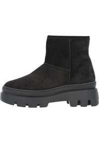 Bota corta de ante negro con una gruesa suela negra de plataforma, diseño minimalista, textura suave y sin herrajes ni patrones visibles.